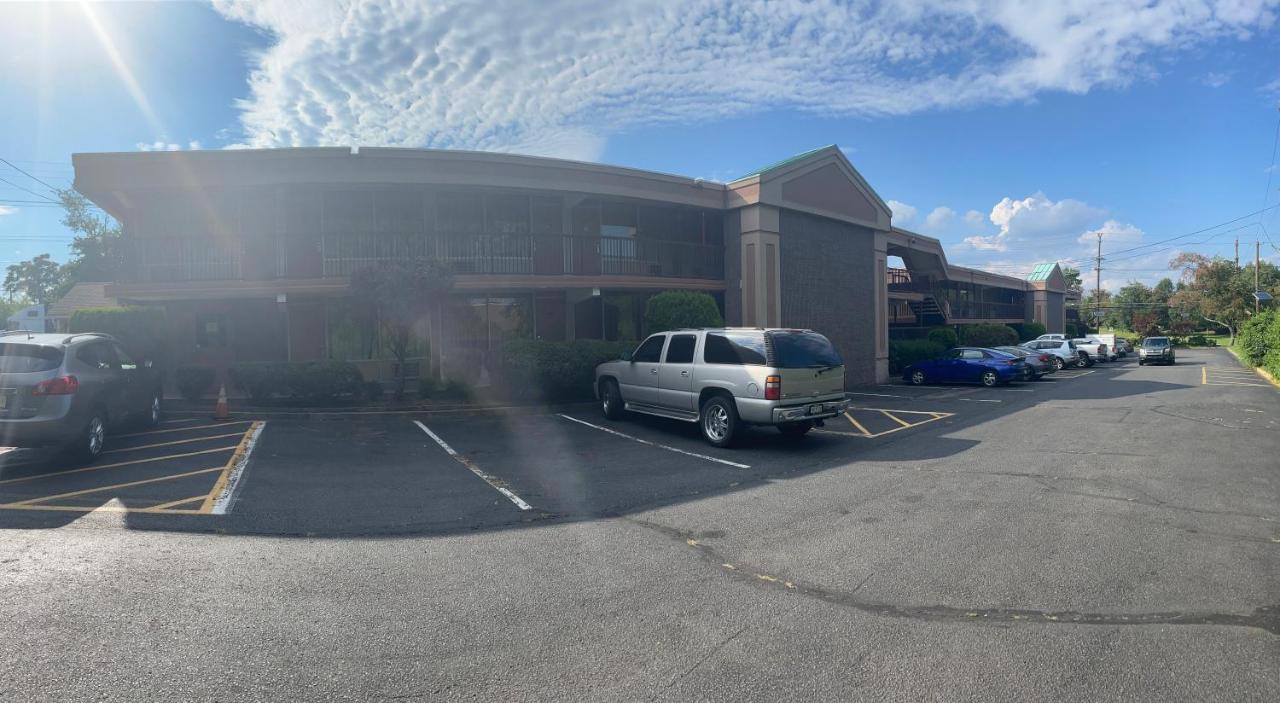 Travelers Inn South Brunswick Terrace Esterno foto